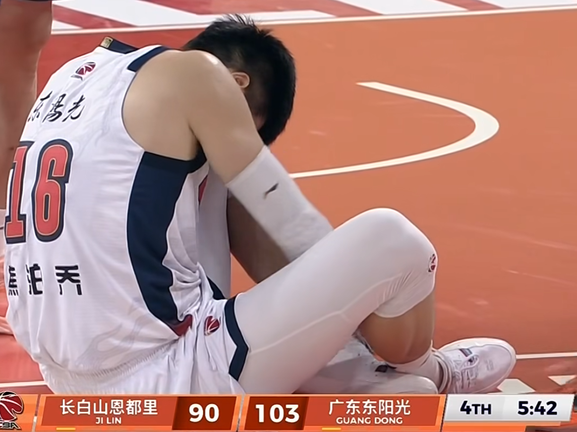 元游棋牌-广东21分大胜吉林！奎因暴走42分，徐杰王者归来，焦泊乔意外伤退